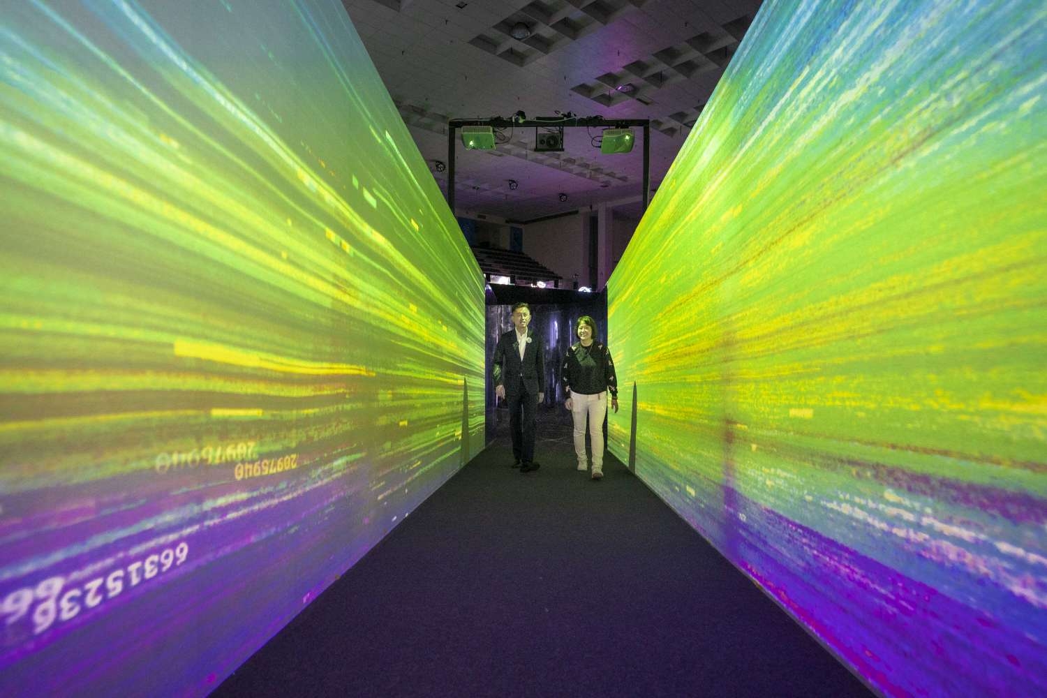 連接一二樓場館的「電波隧道」，是通往數位世界的神祕通道