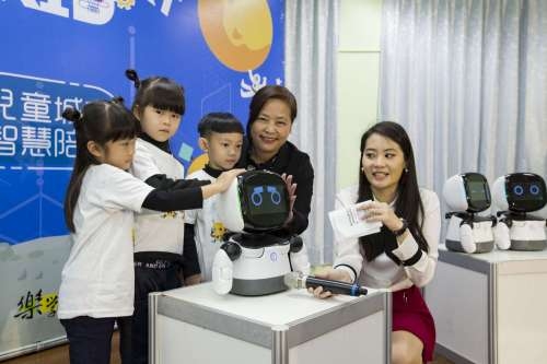 智慧城市再升級 AI機器人「凱比同學」前進公幼成孩子學習好夥伴