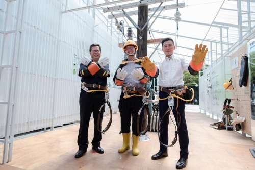 新竹市長林智堅(右1)、桃園市長鄭文燦(右3)特地脫下西裝，換上台電職人重達10公斤的裝備。