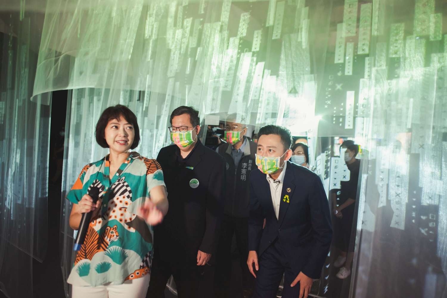 在2020台灣設計展總策展人劉真蓉(左1)導覽下，新竹市長林智堅(左3)、桃園市長鄭文燦(左2)穿越數位瀑布。