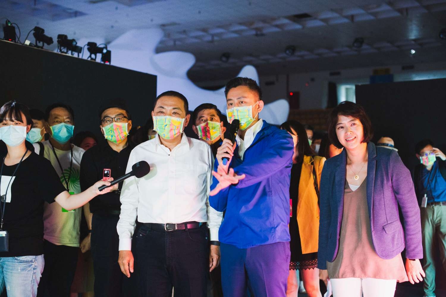 新北市長侯友宜參訪台灣設計展在新竹　力讚「小智會做事！」