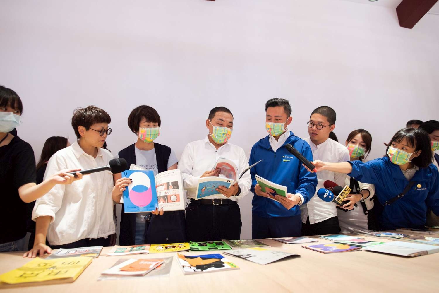 新北市長侯友宜參訪台灣設計展在新竹　力讚「小智會做事！」