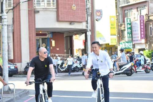 市長林智堅、Gogoro執行長陸學森一同看騎乘電動單車漫遊舊城區。