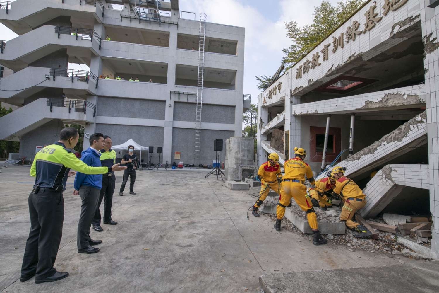 市長視察消防人員實施地震災害搜救訓練
