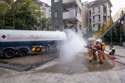 市長視察消防人員實施槽車火災事故救援訓練