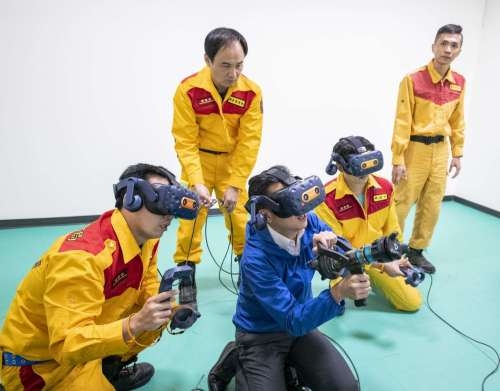 市長穿戴MR訓練設施體驗模擬火場救援訓練