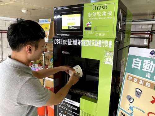 民眾使用廚餘自動回收機