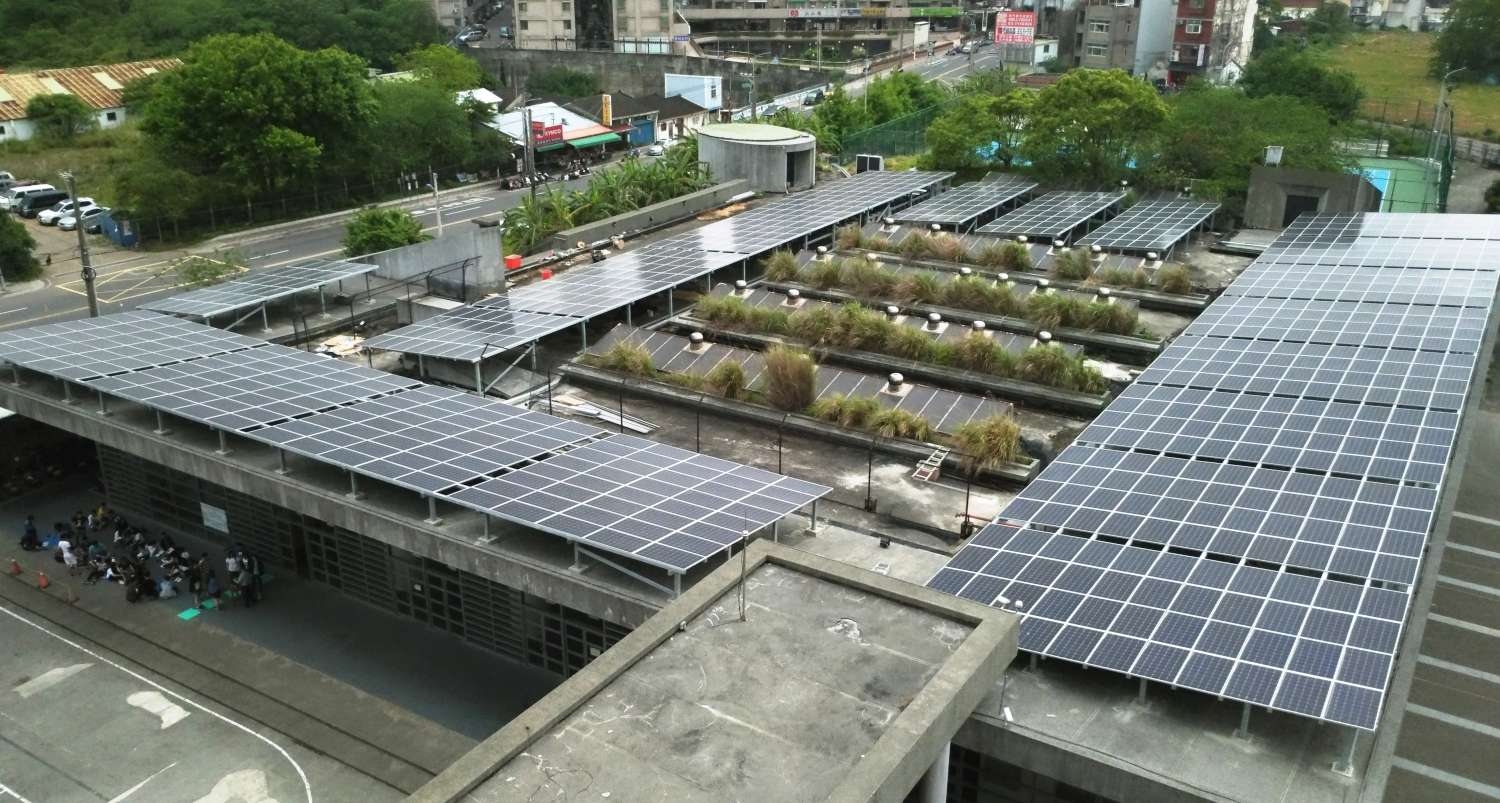 建功高中屋頂設置太陽光電情形