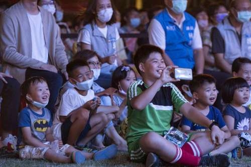 去年仲夏藝文季壓軸場，由台灣本土馬戲藝術團「FOCA福爾摩沙馬戲團」於關新公園帶來精彩特技表演，吸引5千人參加。