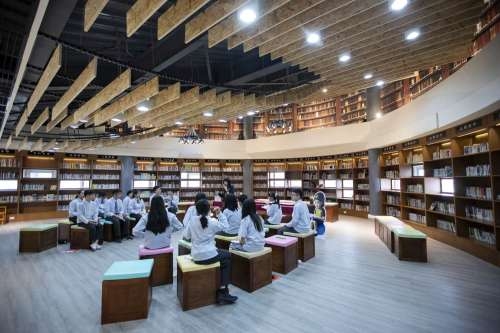 06竹光國中共讀站被譽為哈利波特霍格華茲圖書館