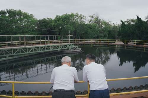 新竹市長林智堅在廣源董事長謝廣源陪同下，參訪最終廢水沈澱池