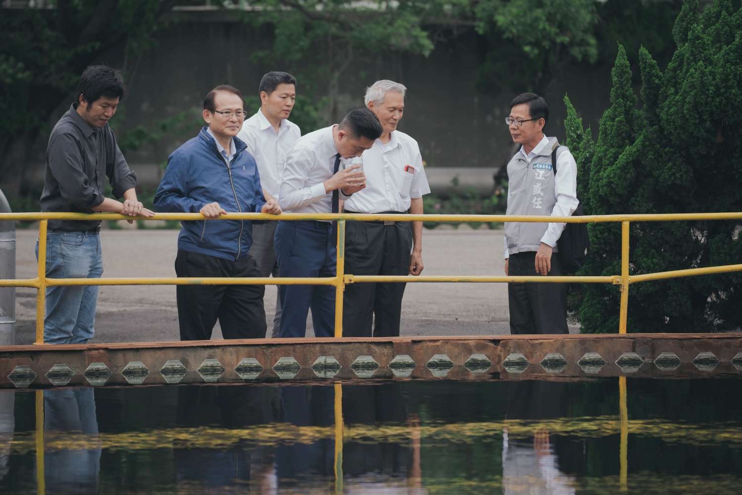 新竹市長林智堅試聞淨化後的廢水
