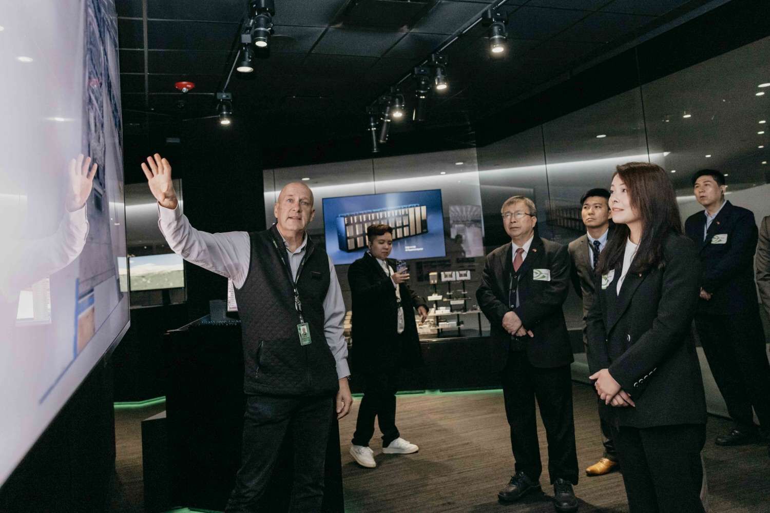 高市長率團隊訪美NVIDIA總部，了解先進的高科技技術，借鏡打造竹市成為智慧城市。